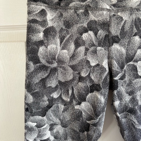 Athleta Elation Textured Tight M Chakra Floral Black White Gym Yoga Pilates Soft - Picture 2 of 7